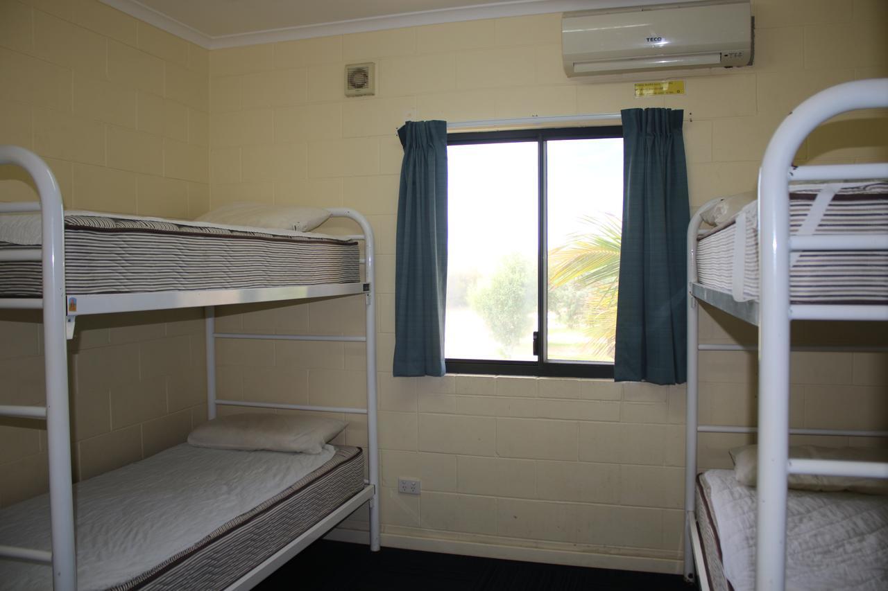 Ningaloo Club Backpackers Hostel Корал Бей Екстериор снимка