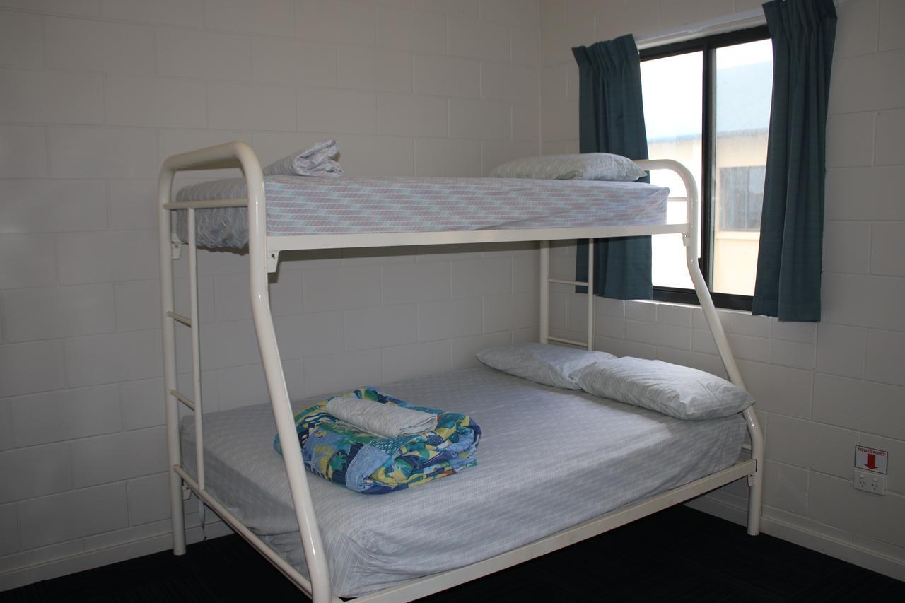 Ningaloo Club Backpackers Hostel Корал Бей Екстериор снимка