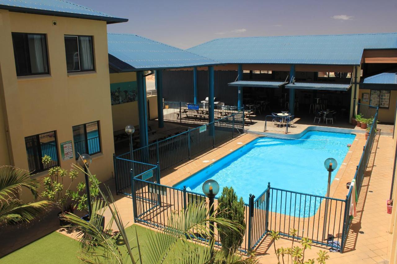Ningaloo Club Backpackers Hostel Корал Бей Екстериор снимка